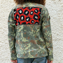 Load image into Gallery viewer, Giacca Military/Workwear Reworked – Pezzo Unico con Patch Giapponesi Vintage
