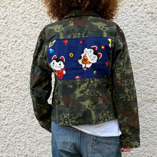 Load image into Gallery viewer, Giacca Military/Workwear Reworked – Pezzo Unico con Patch Giapponesi Vintage
