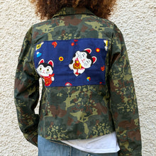 Load image into Gallery viewer, Giacca Military/Workwear Reworked – Pezzo Unico con Patch Giapponesi Vintage
