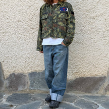 Load image into Gallery viewer, Giacca Military/Workwear Reworked – Pezzo Unico con Patch Giapponesi Vintage
