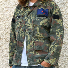 Load image into Gallery viewer, Giacca Military/Workwear Reworked – Pezzo Unico con Patch Giapponesi Vintage
