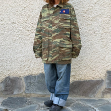 Load image into Gallery viewer, Giacca Military/Workwear Reworked – Pezzo Unico con Patch Giapponesi Vintage
