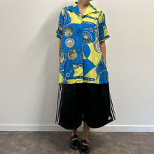 Load image into Gallery viewer, Camicia vintage in seta – Stampa barocca anni ’90
