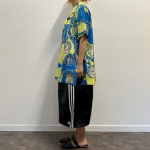 Load image into Gallery viewer, Camicia vintage in seta – Stampa barocca anni ’90
