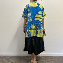 Load image into Gallery viewer, Camicia vintage in seta – Stampa barocca anni ’90
