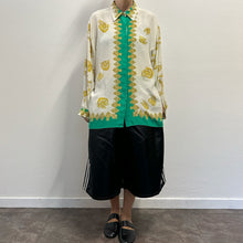 Load image into Gallery viewer, Camicia vintage in crêpe di seta – Stampa barocca anni ’90
