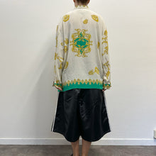 Load image into Gallery viewer, Camicia vintage in crêpe di seta – Stampa barocca anni ’90
