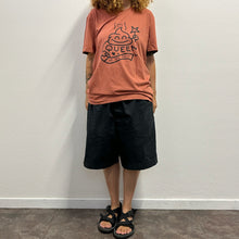 Load image into Gallery viewer, T-shirt Queen rust
