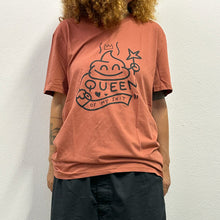 Load image into Gallery viewer, T-shirt Queen rust
