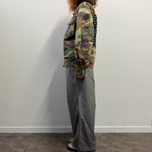 Load image into Gallery viewer, Giacca Military/Workwear Reworked – Pezzo Unico con Patch Giapponesi Vintage

