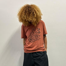 Load image into Gallery viewer, T-shirt Queen rust
