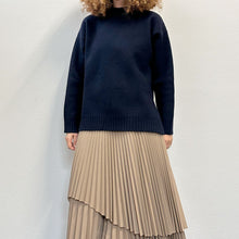 Load image into Gallery viewer, Maglione lana follata blu
