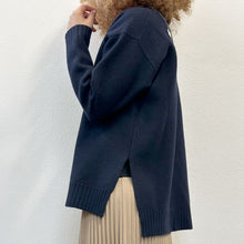 Load image into Gallery viewer, Maglione lana follata blu
