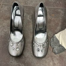 Load image into Gallery viewer, Décolleté argento con punti luce – Casadei (anni 2000)
