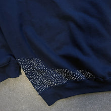 Load image into Gallery viewer, Felpa Sashiko “Onda” – Pezzo unico, realizzata a mano
