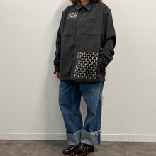 Load image into Gallery viewer, Camicia Work con inserti di tappezzeria vintage
