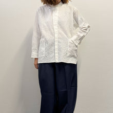 Load image into Gallery viewer, Plantation by Issey Miyake – Camicia vintage bianca con collo coreana
