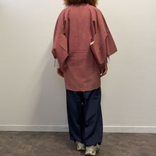 Load image into Gallery viewer, Giacca Michiyuki tradizionale vintage giapponese in seta bianca e rossa con motivo micro onde
