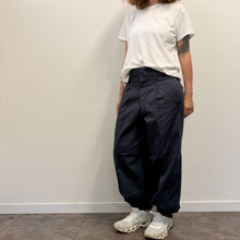 Load image into Gallery viewer, Pantaloni Nikka  – DEADSTOCK navy – 100% cotone
