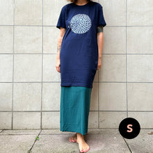 Load image into Gallery viewer, BigTee o Maxi Dress navy con stampa Crisantemo
