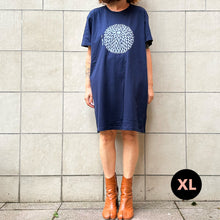 Load image into Gallery viewer, BigTee o Maxi Dress navy con stampa Crisantemo
