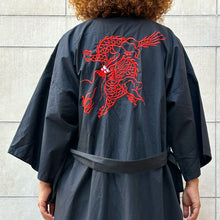 Load image into Gallery viewer, Vestaglia a kimono  Lillian Vernon nero con ricamo drago 70s
