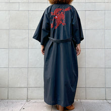 Load image into Gallery viewer, Vestaglia a kimono  Lillian Vernon nero con ricamo drago 70s

