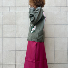 Load image into Gallery viewer, Giacca Kawaii upcycling verde militare 70s
