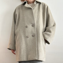 Load image into Gallery viewer, Cappotto Herringbone tweed color grigio/ bianco 80s

