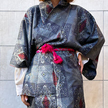 Load image into Gallery viewer, kimono in seta blu con stampe geometriche fine 50s
