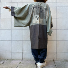 Load image into Gallery viewer, Kimono da uomo sui toni del marrone e grigio  50s
