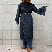 Load image into Gallery viewer, kimono  sartoriale nero con drago ricamato 70s
