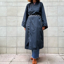 Load image into Gallery viewer, kimono  sartoriale nero con drago ricamato 70s
