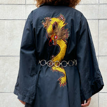 Load image into Gallery viewer, kimono  sartoriale nero con drago ricamato 70s
