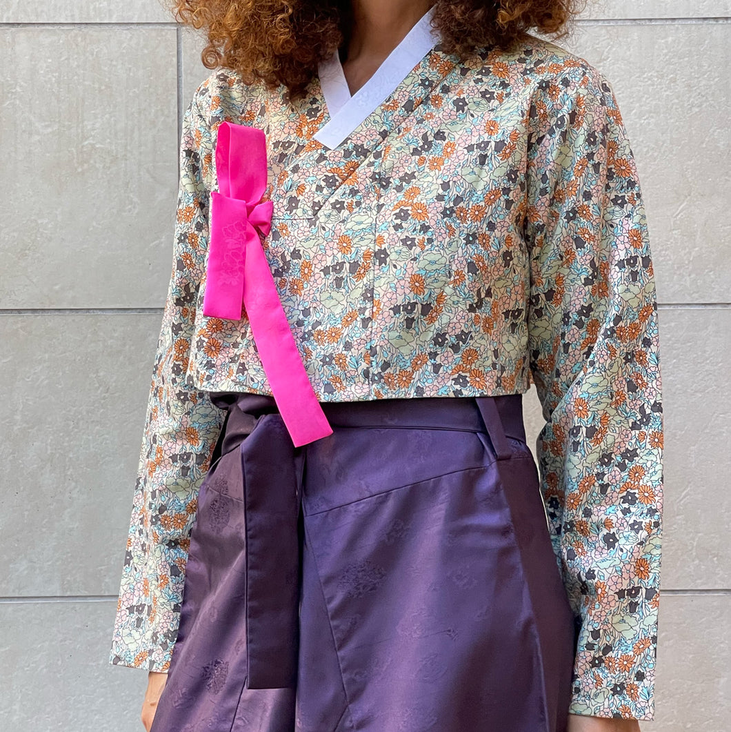 Jeogori giacca Hanbok sartoriale color nude con fiori sui toni del rosa
