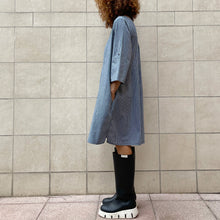 Load image into Gallery viewer, Maxi blusa/abito color denim a righe bianca verticali made in Japan
