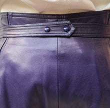 Load image into Gallery viewer, Pantalone in pelle Jacques Molko , in pelle color viola , sz 44
