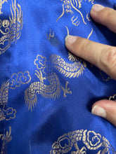 Load image into Gallery viewer, Kimono made in China Dragon , blu e oro  vintage
