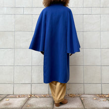Load image into Gallery viewer, Cappotto a mantella realizzato interamente a mano blu elettrico 80s
