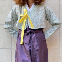 Load image into Gallery viewer, Jeogori giacca Hanbok sartoriale bianca con fiori sui toni del azzurri bianchi e viola
