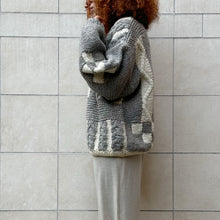 Load image into Gallery viewer, Maglione hand-knitted grigio e bianco 90s
