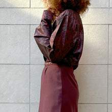 Load image into Gallery viewer, Camicia in jacquard di seta color bordeaux /viola 80s
