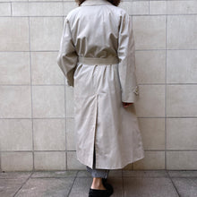 Load image into Gallery viewer, trench burberry con interno 80s
