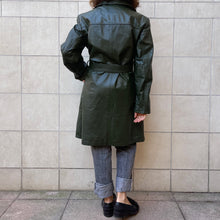 Load image into Gallery viewer, trench in pelle color verde bottiglia 70s
